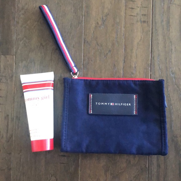 🔥3/$20 Make up pouch with body wash - Picture 3 of 9